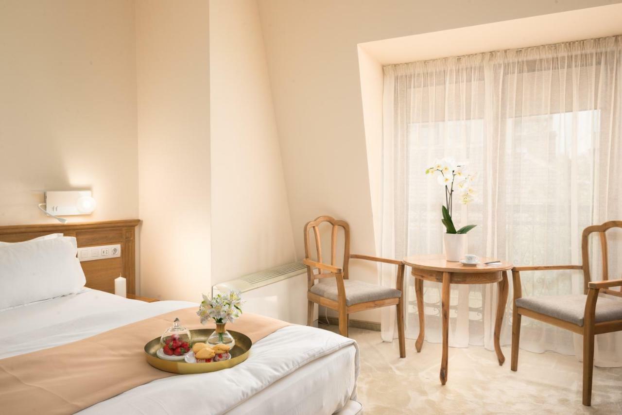 Family Hotel Anna Русе Экстерьер фото